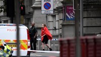Salah satu korban yang diantar untuk dibawa menggunakan ambulans/Foto: Reuters