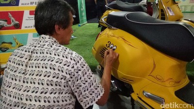 Vespa Kuning Jadi Bahan Coret-coret