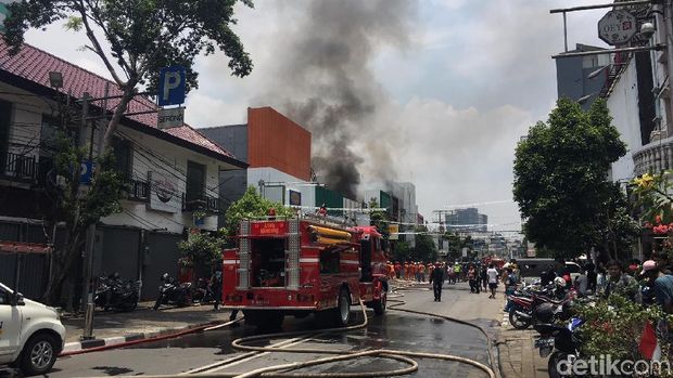 Asap hitam masih membumbung pekat dari lokasi kebakaran