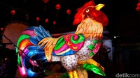 Lampion berbentuk ayam ini terlihat apik dan menarik dengan pencahayaan warna merah (Chaidir Anwar Tanjung/detikTravel)