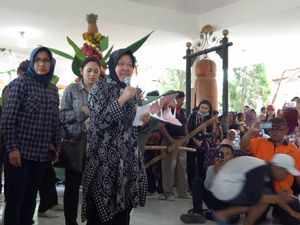 Hadiri Sedekah Bumi di Sambikerep, Ini Pesan Risma ke Warga