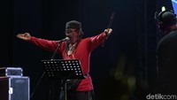 OM Pengantar Minum Racun pun membawakan lagu-lagu andalannya, misalnya Topan yang merupakan parodi dari lagu Posesif milik Naif. Foto: Synchronize Fest 2017 (Asep/detikHOT)