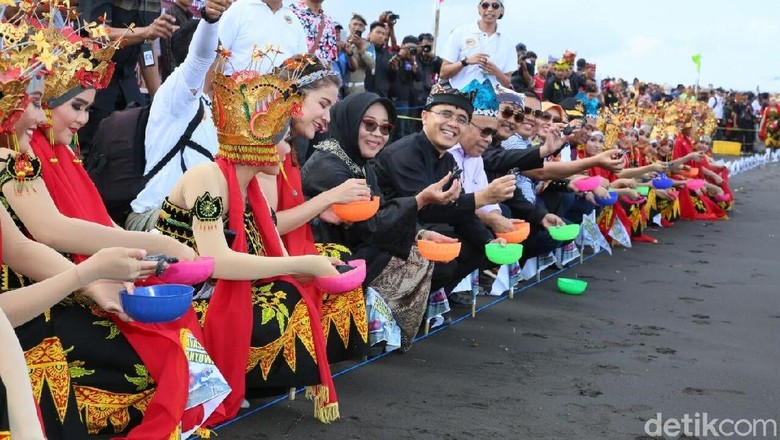 Ribuan Penari Gandrung Sewu Lepas Liarkan 1.000 Tukik Ribuan Penari Gandrung Sewu Lepas Liarkan 1.000 Tukik