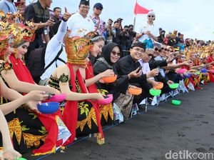 Ribuan Penari Gandrung Sewu Lepas Liarkan 1.000 Tukik