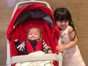 Selebgram Cilik Moonella Belajar Berempati dari sang Adik