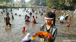 Keceriaan Tangkap Ikan Saat Panen Raya di Mojokerto