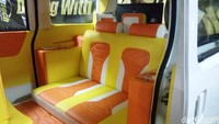 Warna kuning dan oranye sangat dominan tampil di dalam mobil, mulai dari jok hingga atapnya. Dua buah LED TV dimasukkan ke bagian tengah dan belakang mobil. Foto: Bayu Ardi Isnanto