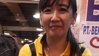 Para gadis Tionghoa pun bertugas untuk membagi-bagikan kue bulan. Dengan ramahnya mereka mempersilahkan warga sekitar untuk menikmati kue bulan yang mereka bagikan (Chaidir Anwar Tanjung/detikTravel)