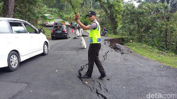 Hati-hati, Jalan Menuju Cipatujah Tasikmalaya Ambles