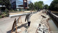 Pekerja mengerjakan pembetonan dengan teknik sheet pile (turap) di bibir Kali Pengairan, Rawa Tembaga, Kota Bekasi, Minggu (8/10). Pembetonan dilakukan untuk memperkuat fungsi sungai.  
