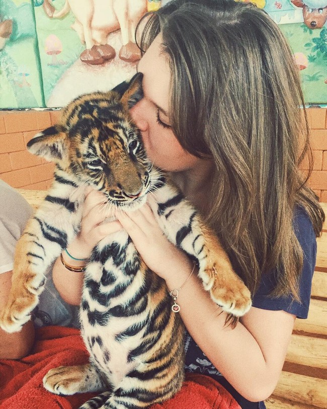 Akun Instagramnya dipenuhi pesta bersama teman-temannya, tapi di balik itu ia adalah pecinta binatang. Camille membantu membesarkan bayi macan di Asia dan mengunjungi Sri Lanka untuk merawat gajah-gajah. Foto: Dok. Instagram