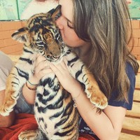 Akun Instagramnya dipenuhi pesta bersama teman-temannya, tapi di balik itu ia adalah pecinta binatang. Camille membantu membesarkan bayi macan di Asia dan mengunjungi Sri Lanka untuk merawat gajah-gajah. Foto: Dok. Instagram