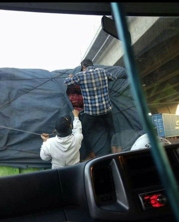 Polisi Cek Video Bajing Loncat Curi Karung Truk di Siang Bolong