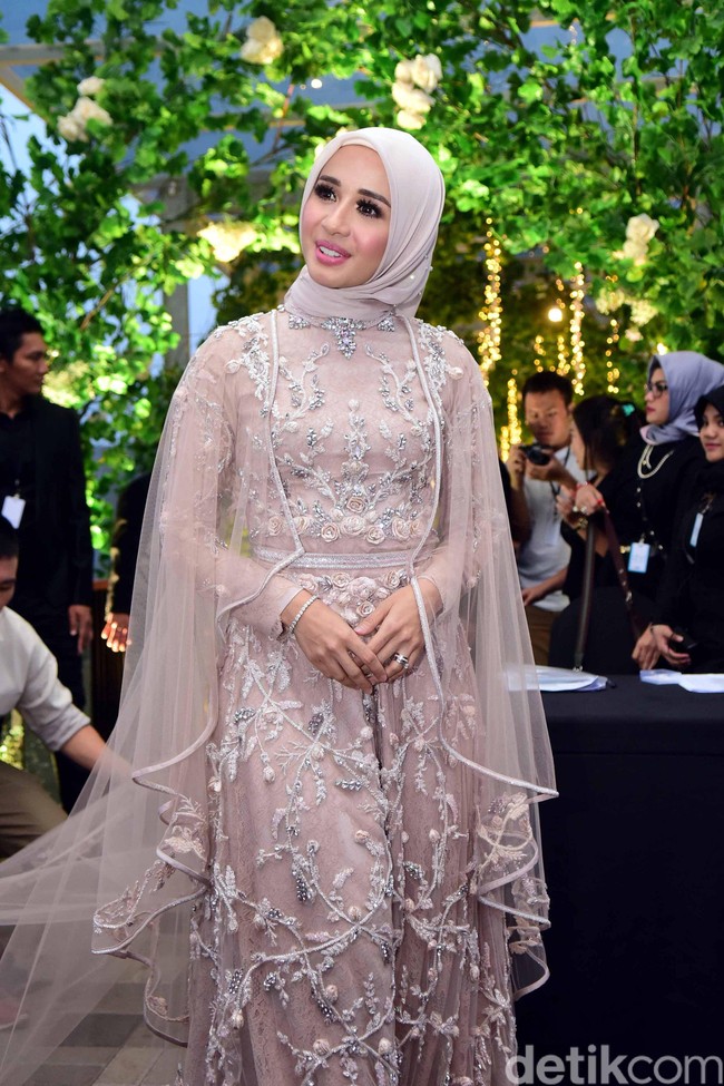 Selain embroidery, baju pengantin Laudya Cynthia Bella juga bertabur kristal Swarovski yang menambah kesan mewah pada jumpsuit tersebut. Foto: Laudya Cynthia Bella (Noel/detikHOT)