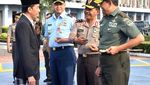 Bersarung, Begini Gaya Nyantri Jokowi di Sumenep