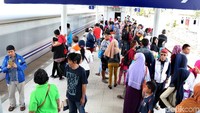 Penumpang tertib menunggu kedatangan kereta. Dengan jarak Cikarang-Jakarta Kota sejauh 43,97 km, tarif yang perlu dibayarkan penumpang hanya Rp 5.000. Dengan waktu tempuh untuk Cikarang-Jakarta Kota diperkirakan sekitar 90 menit, sementara untuk Cikarang-Bekasi dengan jarak 16 km adalah sekitar 20 menit.