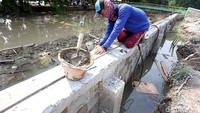 Pekerja mengerjakan pembetonan dengan teknik sheet pile (turap) di bibir Kali Pengairan, Rawa Tembaga, Kota Bekasi, Minggu (8/10). Pembetonan dilakukan untuk memperkuat fungsi sungai.  