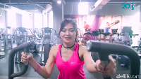 Latihan kardiovaskular juga bisa dikombinasikan dengan latihan kekuatan. Seperti yang dilakukan Puspa Dewi di atas mesin stair climber ini. Foto: 20detik