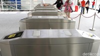 Sistem pembayaran kartu sudah diterapkan di stasiun ini.