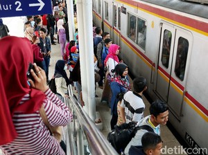 Penumpang Penuh Sesak, Jumlah Gerbong KRL Duri-Tangerang Ditambah