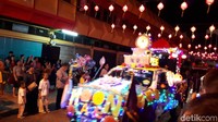 Dalam pawai ini juga diikuti lebih dari 2.500 orang yang juga menentang lampu lampion (Chaidir Anwar Tanjung/detikTravel)