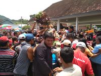 Warga berebut gunungan