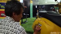 Melukis di bodi Vespa merupakan salah satu cara untuk membuat motor lebih eksklusif lagi. Foto: Rangga Rahadiansyah