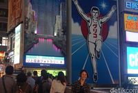 Wisatawan bergaya ala Glico Man (Wahyu/detikTravel