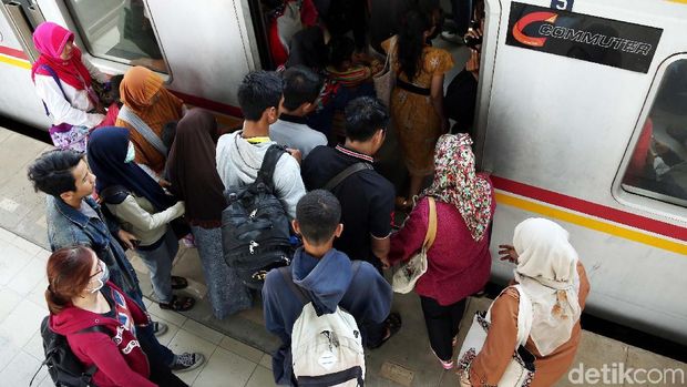 Ilustrasi keramaian stasiun kereta