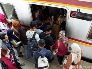 Pelecehan Terus di KRL, Pria Anggap Perempuan Objek Seks Belaka?