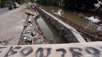 Pekerja mengerjakan pembetonan dengan teknik sheet pile (turap) di bibir Kali Pengairan, Rawa Tembaga, Kota Bekasi, Minggu (8/10). Pembetonan dilakukan untuk memperkuat fungsi sungai.  
