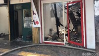 Api akhirnya berhasil dipadamkan sekitar pukul 12.35 WIB. Terlihat salah satu bangunan jasa ekspedisi rusak akibat kebakaran tersebut (Foto: Azzahra Nabilla/detikcom)