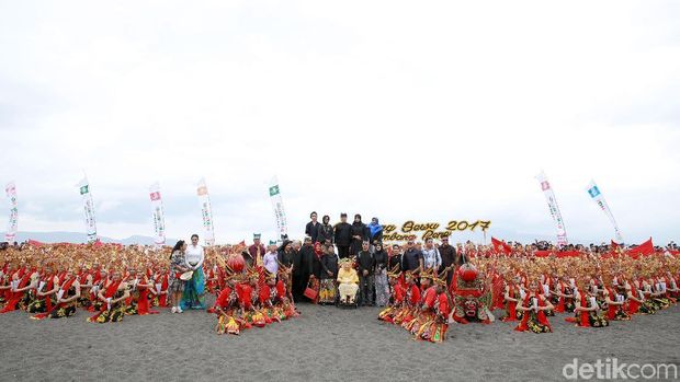 Saat Bupati Anas Menangis Haru Menonton Tarian Gandrung Sewu