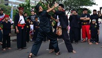 Aksi tersebut juga dilakukan guna menghimbau warga dan masyarakat Indonesia agar melindungi anak-anak dari bahaya Susu Kental Manis yang tinggi gula dan miskin zat gizi. Foto: dok. Dewan Kesehatan Rakyat
