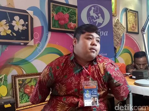 Aam, difabel pandai melukis/