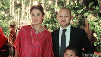 Ananda yang gemar balapan datang bersama istri, Marcella Zalianty di resepsi Bella di InterContinental Hotel, Bandung. Foto: Ismail