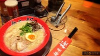 Meskipun tak semua menunya halal. Tapi Anda bisa mencicip ramen dengan paduan kaldu dan daging ayam. Kuahnya yang hangat dengan kuah agak kental makin enak dinikmati siang ini. Tempatnya ada di Lotte Shopping Avenue, Karet. Foto: Istimewa