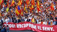 Warga turun ke jalan-jalan untuk mendukung Catalunya tetap menjadi bagian dari Spanyol. Gonzalo Fuentes/Reuters.