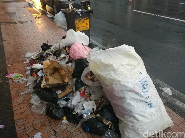 Waduh, Sampah Menumpuk di Jalan Otista Bandung