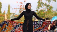 Kegiatan memamerkan keindahan batik khas Probolinggo tersebut digelar di sisi selatan Alun-alun Kota Kraksaan.
