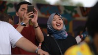 Ada juga yang ikut bernyanyi sepanjang lagu bersama pasangannya. Foto: Hanif Hawari