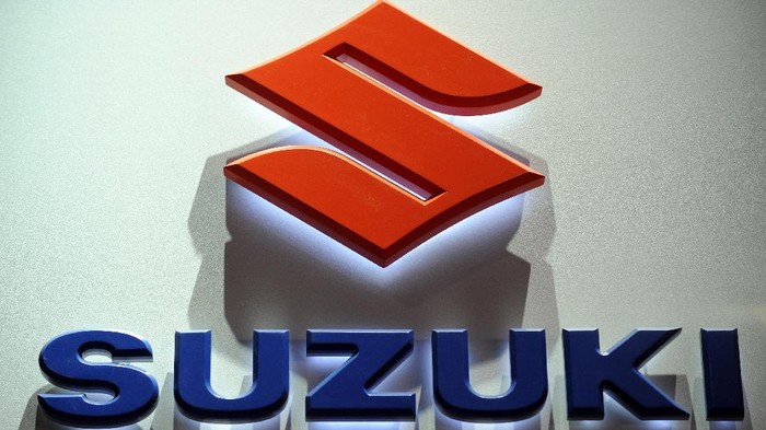 The Suzuki logo is displayed during the Los Angeles Auto Show on December 2, 2009 in Los Angeles, California. The Los Angeles Auto Show will be open to the public December 4 to 13. AFP PHOTO / GABRIEL BOUYS / AFP PHOTO / GABRIEL BOUYS