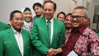 Mengenakan jas hijau berlogo PPP, Djan Faridz diterima Ketua KPU Arief Budiman.