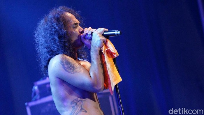 Slank saat tampil di acara Synchronize Fest 2017.