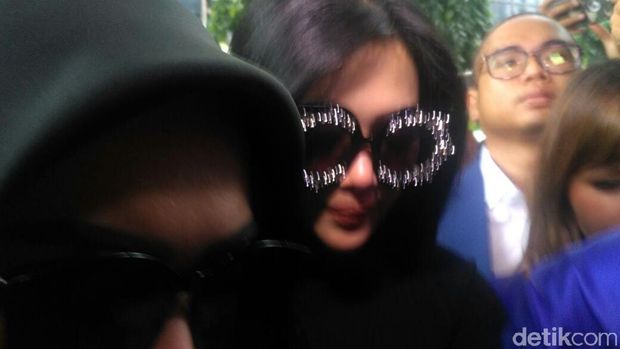 Naik Bentley ke Bareskrim, Syahrini Siap Diperiksa soal First Travel