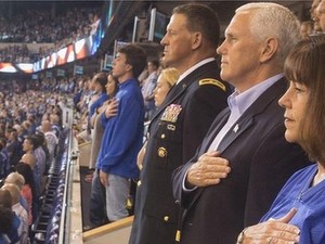 Pemain NFL Tak Berdiri Saat Lagu Kebangsaan, Wapres AS Angkat Kaki