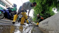 Pekerja tengah membongkar beton aspal untuk dijadikan trotoar di kawasan Stasiun Kebayoran Baru, Jakarta, Senin (9/10/217).