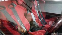 Aldino Marashuda mengusung konsep street racing untuk mobilnya. Perubahan total ia lakukan, mulai dari eksterior, interior, hingga mesinnya.