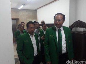 Pakai Jas PPP, Djan Faridz Datangi KPU