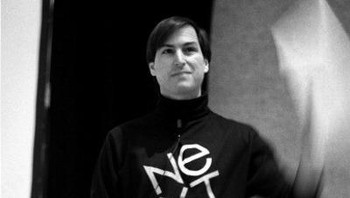 Jobs ternyata bau badan! Ia mengira dengan mengkonsumi banyak makan sayuran ketimbang daging bebas akan bau badan sehingga ia percaya diri dengan tidak rajin mandi dan tidak memakai deodoran. Padahal menurut pakar nutrisi kemungkinan kekurangan protein lengkap dalam makanan tanpa daging bisa menghalangi proses detoksifikasi tubuh. (Foto: Internet)